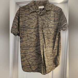 Aeropostale Tiger Camo Button Down Medium